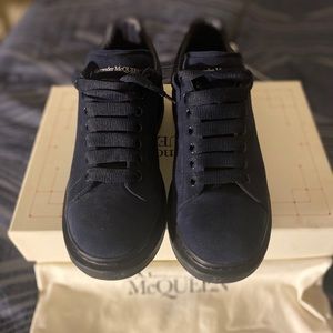 ALEXANDER MCQUEEN
Blue Velour Oversized Daim